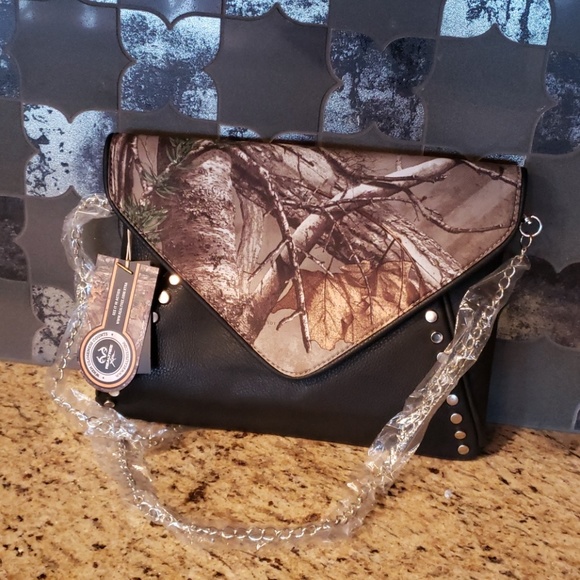 Realtree Handbags - Nwt Realtree crossbody bag